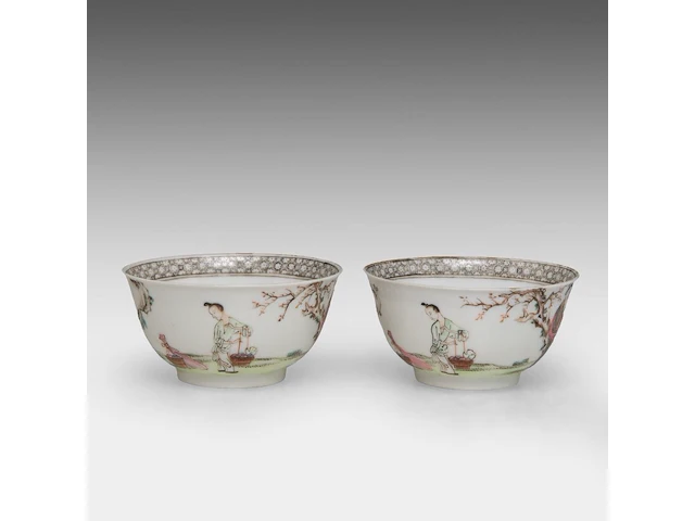Two sets of fine chinese famille rose 'figures in a garden' cups and saucers, 18thc - afbeelding 9 van  10