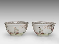 Two sets of fine chinese famille rose 'figures in a garden' cups and saucers, 18thc - afbeelding 9 van  10