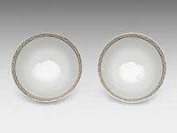 Two sets of fine chinese famille rose 'figures in a garden' cups and saucers, 18thc - afbeelding 10 van  10