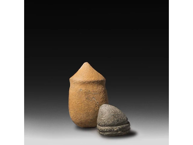 Two taino phallic fertility symbols in volcanic stone, h 7 - 17 cm - afbeelding 1 van  4
