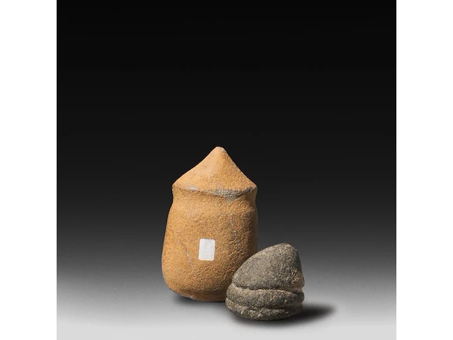 Two taino phallic fertility symbols in volcanic stone, h 7 - 17 cm - afbeelding 2 van  4
