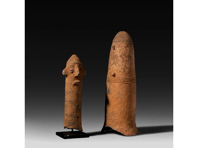 Two terracotta phallus fertility figures, bura culture, burkina faso or niger, h 31 - 42 cm - afbeelding 1 van  4