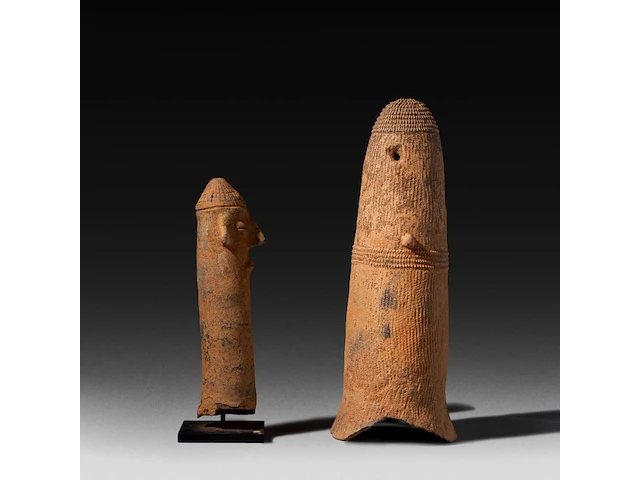 Two terracotta phallus fertility figures, bura culture, burkina faso or niger, h 31 - 42 cm - afbeelding 2 van  4