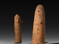 Two terracotta phallus fertility figures, bura culture, burkina faso or niger, h 31 - 42 cm - afbeelding 2 van  4