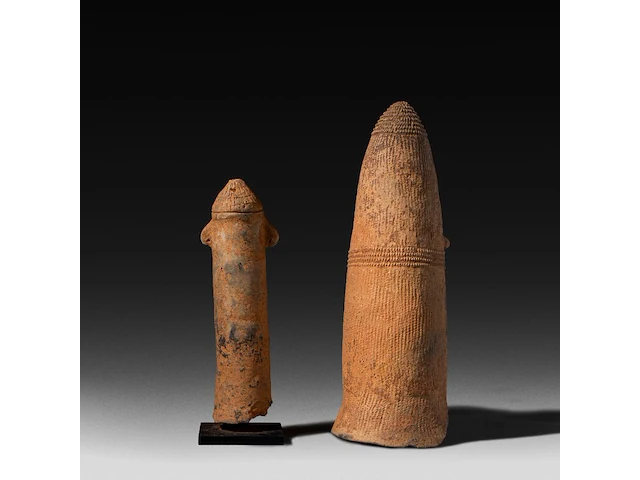 Two terracotta phallus fertility figures, bura culture, burkina faso or niger, h 31 - 42 cm - afbeelding 3 van  4