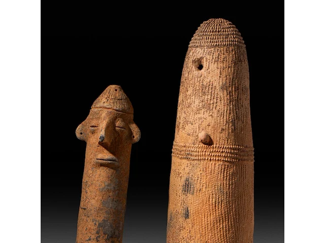 Two terracotta phallus fertility figures, bura culture, burkina faso or niger, h 31 - 42 cm - afbeelding 4 van  4