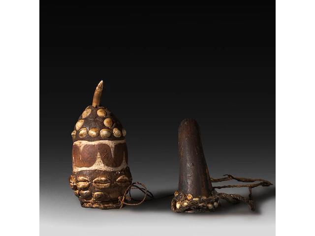 Two tribal penis sheaths, decorated with sea shells, papua new guinea, h 14 - 15 cm - afbeelding 2 van  4