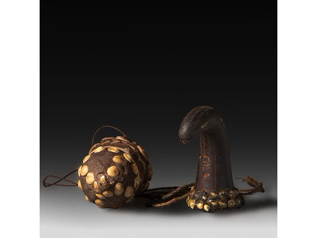 Two tribal penis sheaths, decorated with sea shells, papua new guinea, h 14 - 15 cm - afbeelding 3 van  4