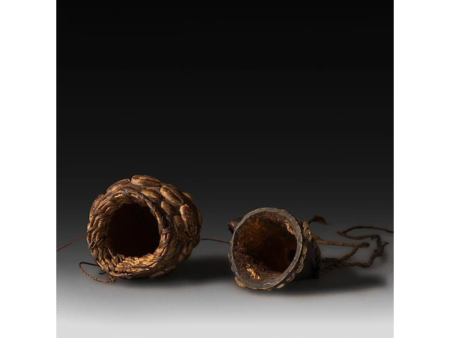 Two tribal penis sheaths, decorated with sea shells, papua new guinea, h 14 - 15 cm - afbeelding 4 van  4