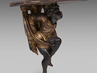 Two venetian-type polychrome and gilt wooden blackamore wall brackets, 19thc 37 cm. (14.57 in.), frame: 39 cm. (15.34 in.) - afbeelding 5 van  7