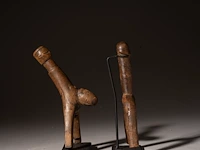 Two wooden biiga mossi phallic catapults, burkina faso, h 18 - 20 cm - afbeelding 3 van  5