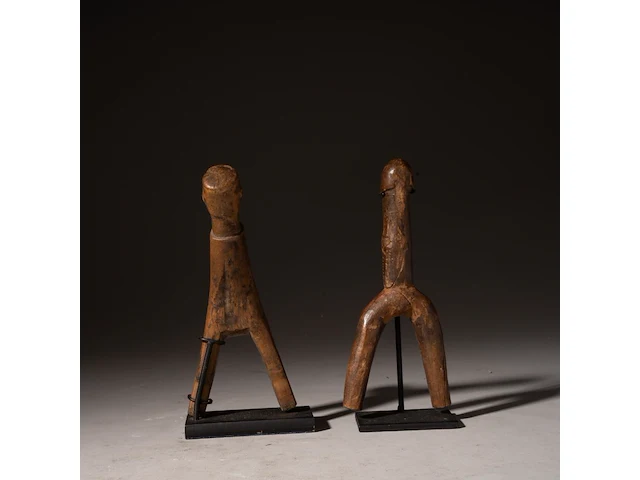 Two wooden biiga mossi phallic catapults, burkina faso, h 18 - 20 cm - afbeelding 4 van  5