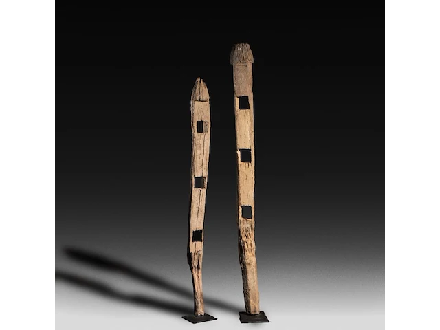 Two wooden poles of the closure around a joraî ancestor tomb, vietnam, h 180 - 205 cm - afbeelding 1 van  5