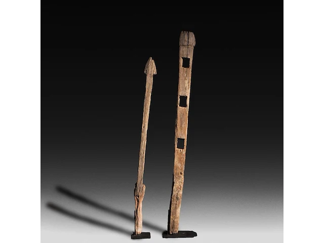 Two wooden poles of the closure around a joraî ancestor tomb, vietnam, h 180 - 205 cm - afbeelding 2 van  5