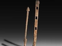 Two wooden poles of the closure around a joraî ancestor tomb, vietnam, h 180 - 205 cm - afbeelding 2 van  5