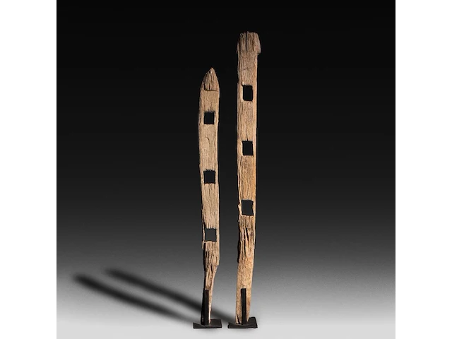 Two wooden poles of the closure around a joraî ancestor tomb, vietnam, h 180 - 205 cm - afbeelding 3 van  5