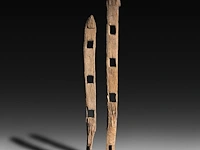 Two wooden poles of the closure around a joraî ancestor tomb, vietnam, h 180 - 205 cm - afbeelding 3 van  5