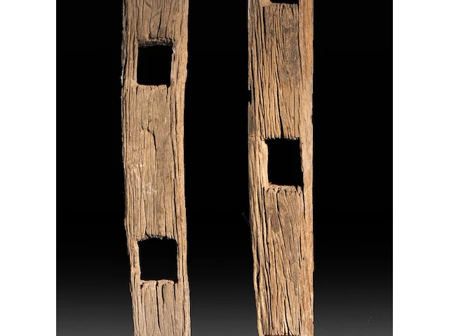 Two wooden poles of the closure around a joraî ancestor tomb, vietnam, h 180 - 205 cm - afbeelding 4 van  5