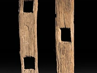 Two wooden poles of the closure around a joraî ancestor tomb, vietnam, h 180 - 205 cm - afbeelding 4 van  5