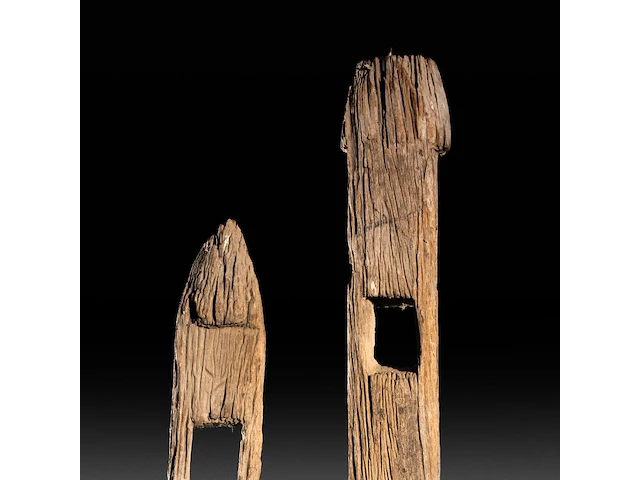 Two wooden poles of the closure around a joraî ancestor tomb, vietnam, h 180 - 205 cm - afbeelding 5 van  5