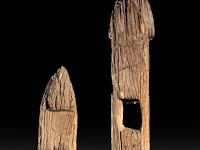 Two wooden poles of the closure around a joraî ancestor tomb, vietnam, h 180 - 205 cm - afbeelding 5 van  5