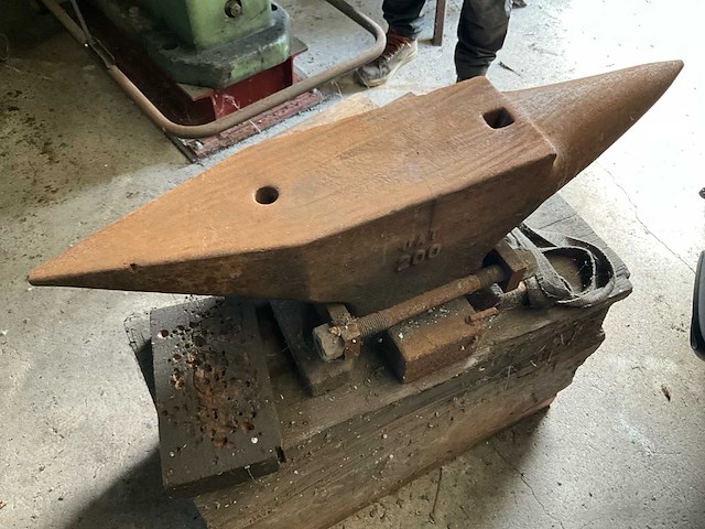 Uat aambeeld. 200 kg - afbeelding 1 van  7