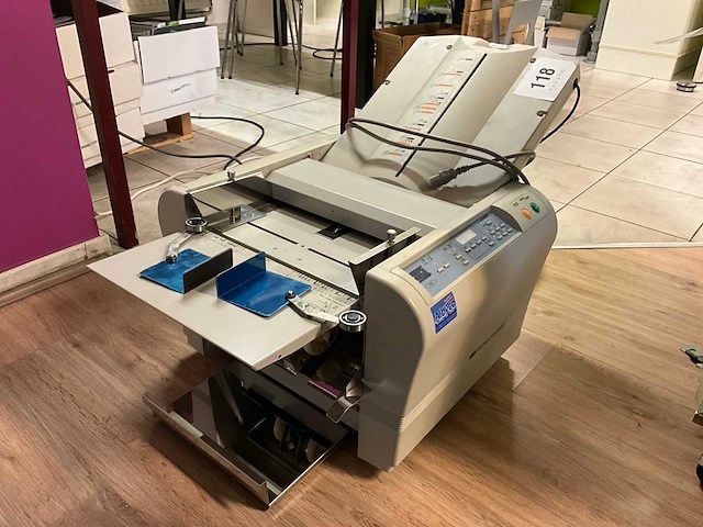 Uchida f-43n vouwmachine - afbeelding 1 van  11