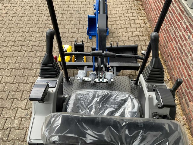 Uf equipment nm-18 - rupsgraafmachine 2026 - zwenk giek - 3 graafbakken - gereedschapskoffer - afbeelding 13 van  28