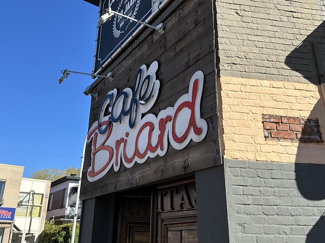 Uithangbord caf� briard - afbeelding 2 van  2