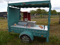 Uitklapbare foodtruck op aanhangwagen ca. 215x110cm, b 116 cm , bakplaat en bain- marie inbegrepen