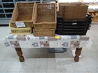 Uitschuifbare houten tafel + diverse mandjes - afbeelding 1 van  2