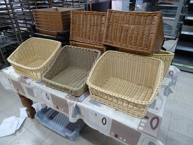 Uitschuifbare houten tafel + diverse mandjes - afbeelding 2 van  2