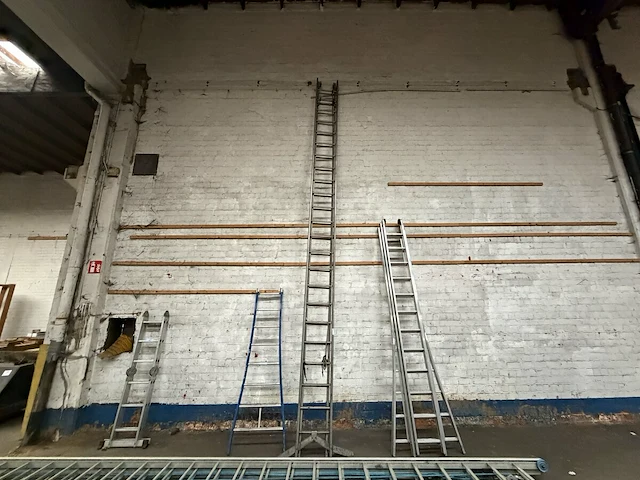 Uitschuifbare ladder - afbeelding 1 van  4