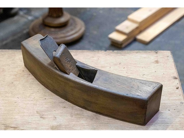 Uitzonderlijk gebogen schaaf - afbeelding 1 van  3
