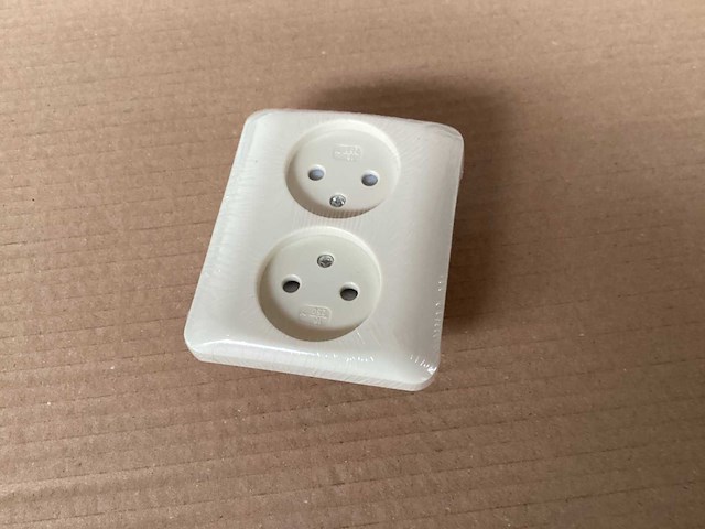 Uni inbouw wandcontactdoos (119x) - afbeelding 1 van  4