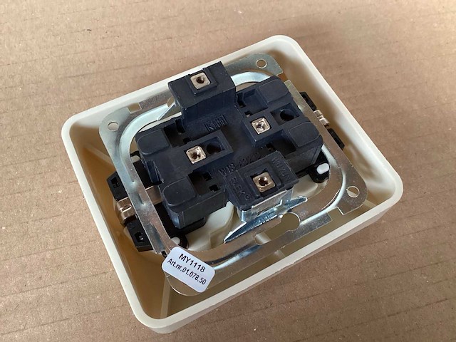 Uni inbouw wandcontactdoos met randaarde (144x) - afbeelding 4 van  4