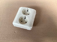 Uni inbouw wandcontactdoos met randaarde (144x) - afbeelding 1 van  4