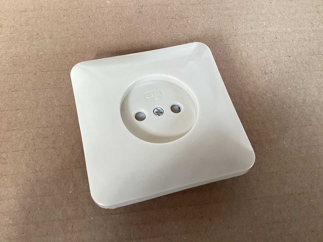 Uni inbouw wandcontactdoos met volle afdekplaat (96x) - afbeelding 1 van  3