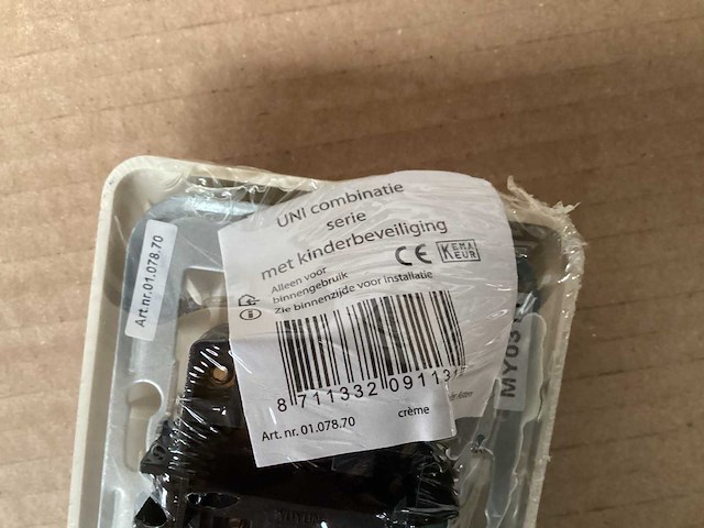 Uni inbouwcombinatie wandcontactdoos met dubbele serieschakelaar (362x) - afbeelding 1 van  1