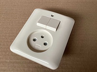 Uni inbouwcombinatie wandcontactdoos met dubbele serieschakelaar (362x) - afbeelding 4 van  4