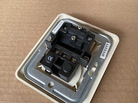 Uni inbouwcombinatie wandcontactdoos met dubbele serieschakelaar (362x) - afbeelding 3 van  4