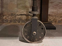 Unieke industriële winkelinrichting - afbeelding 7 van  40
