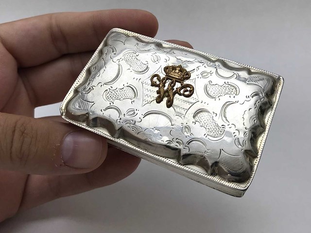 Unieke zilveren tabaksdoosje met monogram koning willem iii der nederlanden (1849-1890) - afbeelding 2 van  34