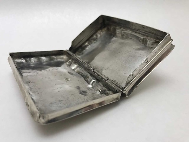 Unieke zilveren tabaksdoosje met monogram koning willem iii der nederlanden (1849-1890) - afbeelding 4 van  34