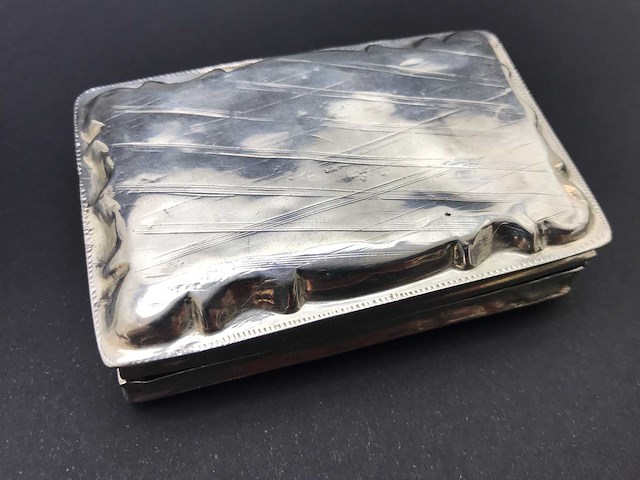 Unieke zilveren tabaksdoosje met monogram koning willem iii der nederlanden (1849-1890) - afbeelding 22 van  34