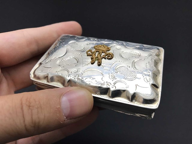 Unieke zilveren tabaksdoosje met monogram koning willem iii der nederlanden (1849-1890) - afbeelding 26 van  34