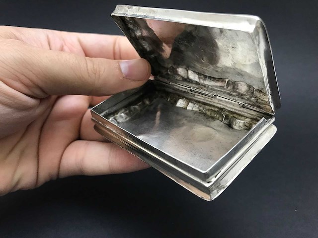 Unieke zilveren tabaksdoosje met monogram koning willem iii der nederlanden (1849-1890) - afbeelding 27 van  34