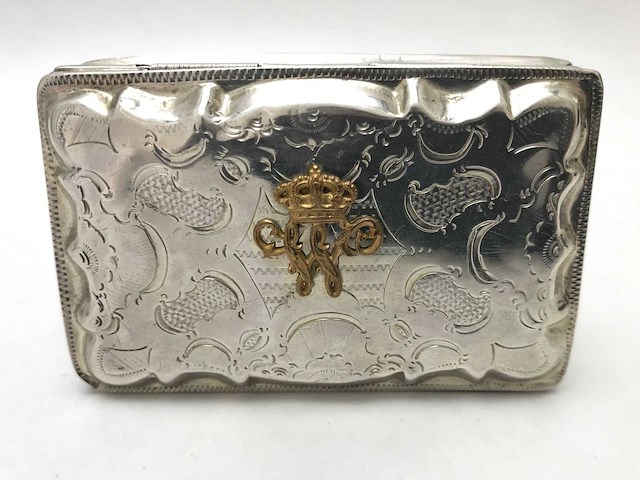 Unieke zilveren tabaksdoosje met monogram koning willem iii der nederlanden (1849-1890) - afbeelding 29 van  34