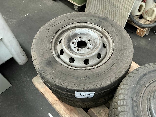 Uniroyal band op stalen velg - afbeelding 1 van  4