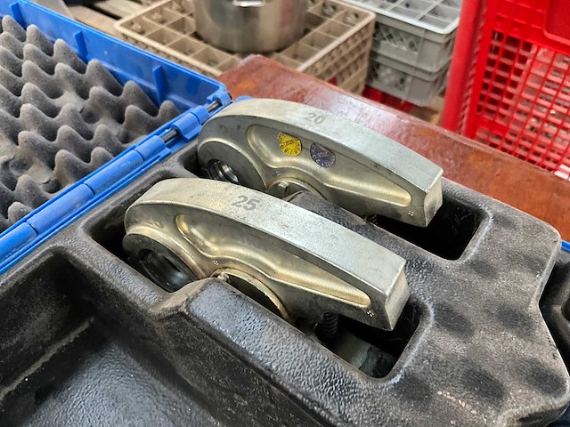 Uponor klauke mini 2 accu persmachine met persbek - afbeelding 6 van  10